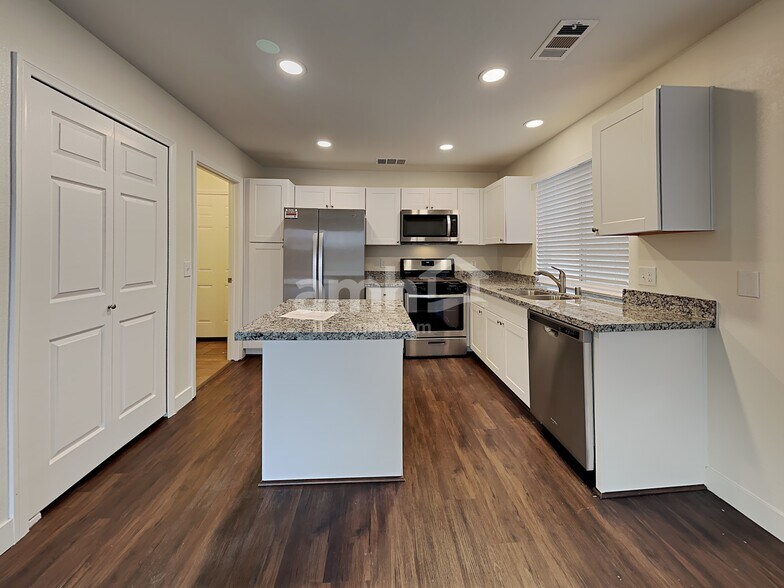 Building Photo - 6130 Peach Blossom Ln