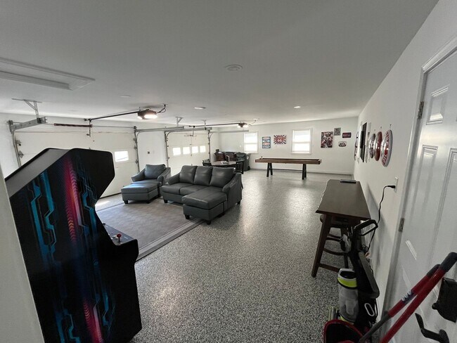 Building Photo - Brand new remodeled home in Monroe!