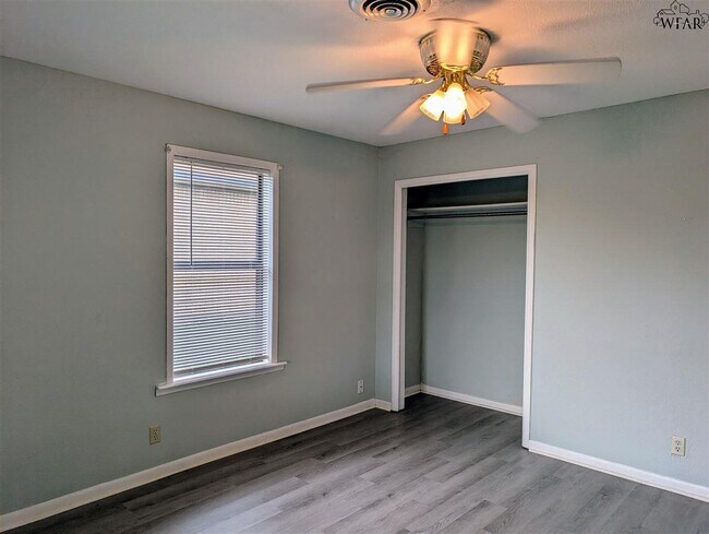 Building Photo - 2805 S Bandera Dr