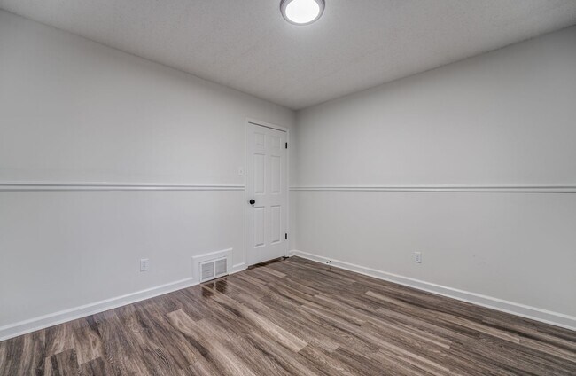 Building Photo - Style, Space, and Convenience in the Heart...