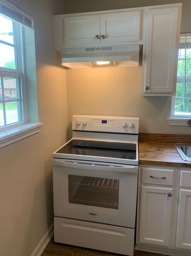 Building Photo - 3600 Live Oak St