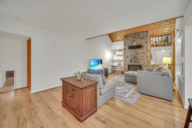 Building Photo - 633 Chip Ct