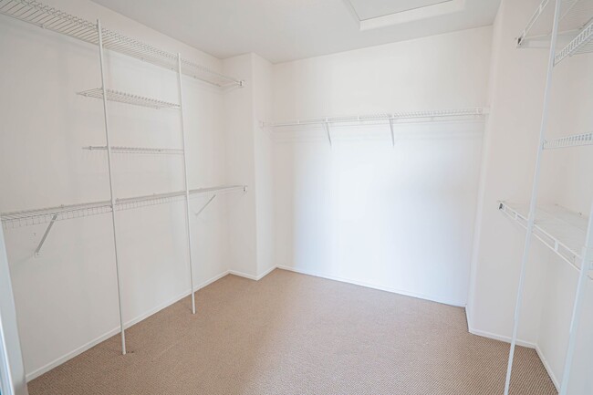 Building Photo - 4 Bedroom Home for Rent in Canyon Country!
