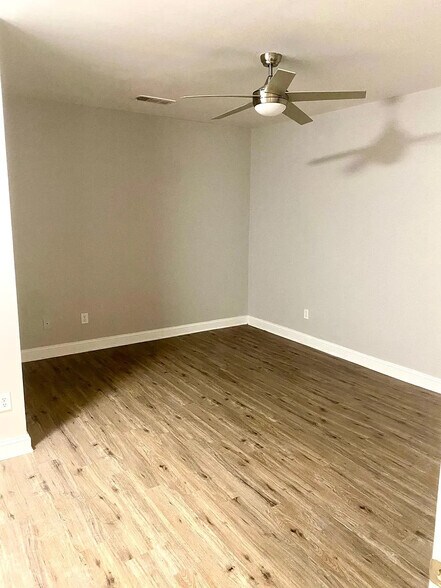 Building Photo - Room in Townhome on Bayrose Cir