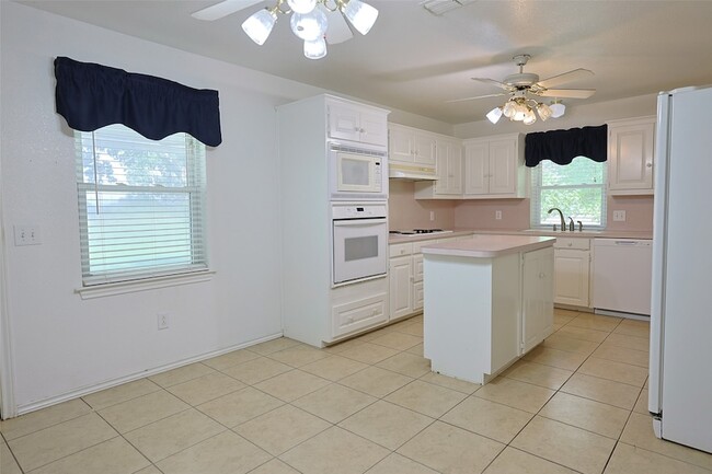 Building Photo - 2550 W Lucas Rd
