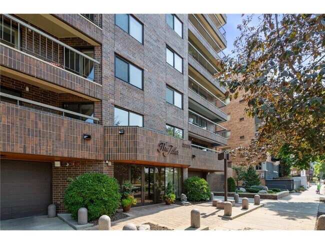 Building Photo - 2885 Knox Ave S
