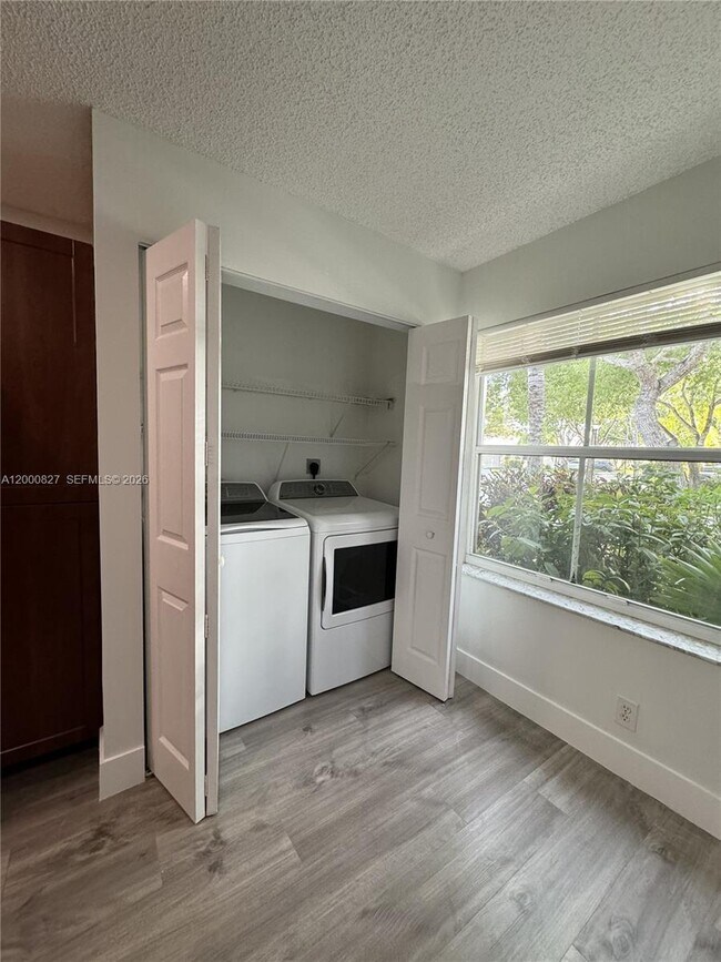 Building Photo - 4136 Pine Ridge Ln