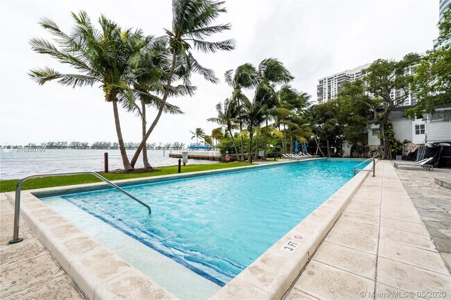 Building Photo - 2025 Brickell Ave