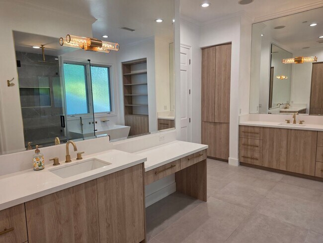 Building Photo - Lake Sherwood 5+4 Pool Home on the lake