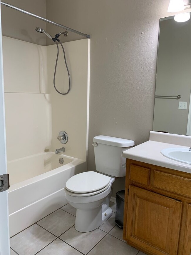 Building Photo - Spacious 4-bedroom home offers an easy com...