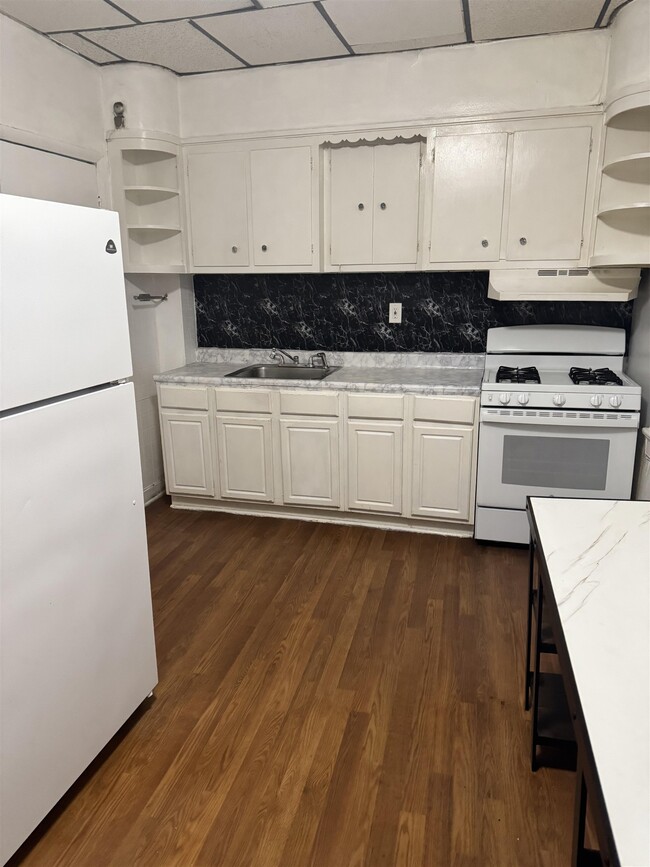 Primary Photo - 1604 Central Ave