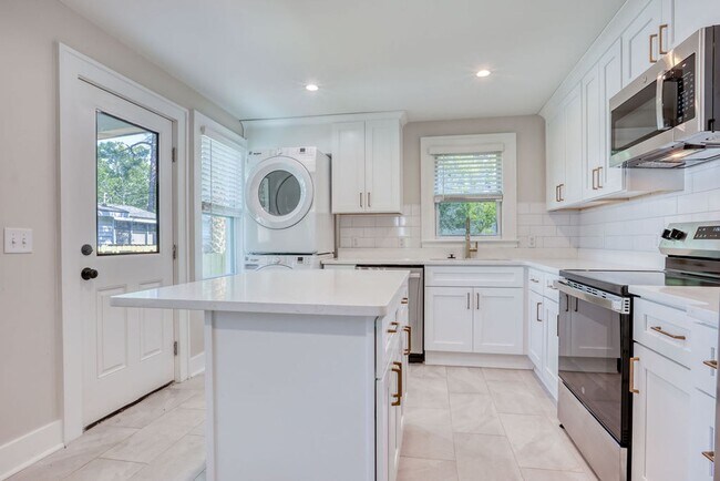 Building Photo - Renovated 2 bdrm home in East Savannah