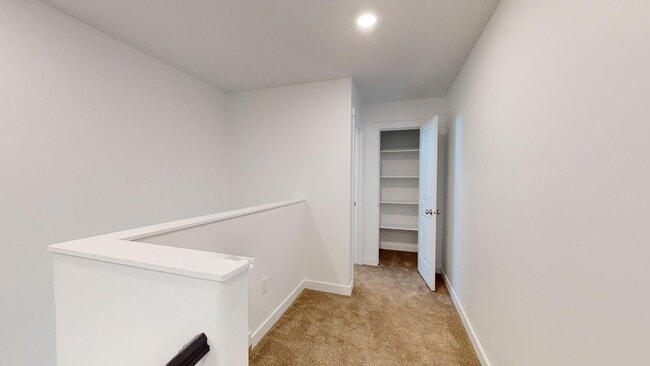 Building Photo - BEAUTIFUL 4-BEDROOM TOWNHOME FOR RENT