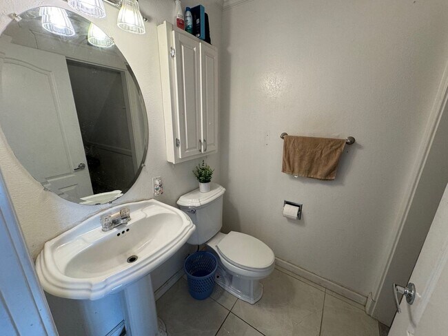 Building Photo - 2 Bedroom/1.5 Bathroom Townhouse Available in Union City!!