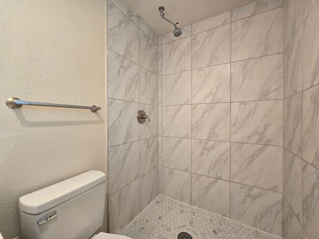 Building Photo - RENT REDUCTION - AVAILABLE NOW!