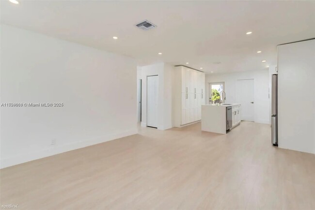 Building Photo - 1421 NE 30th Ct