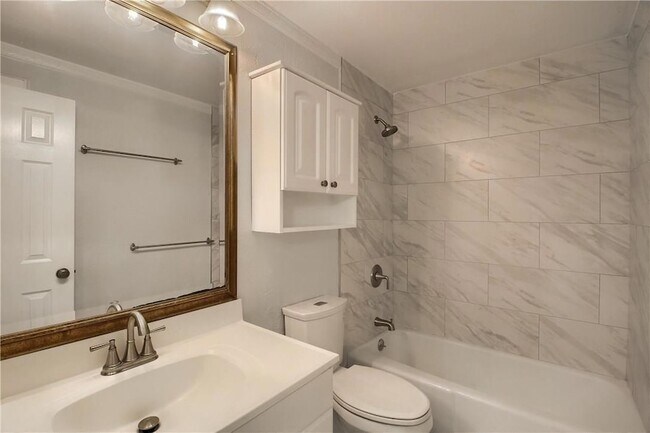 Building Photo - 1304 Summit St