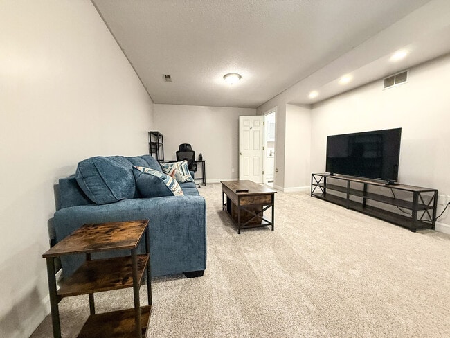 Building Photo - 1702 Garrison Pl