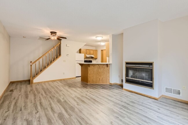 Building Photo - Blaine Townhome