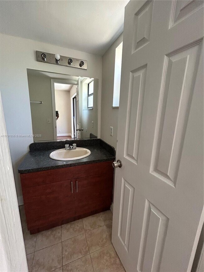Building Photo - 1455 Holly Heights Dr