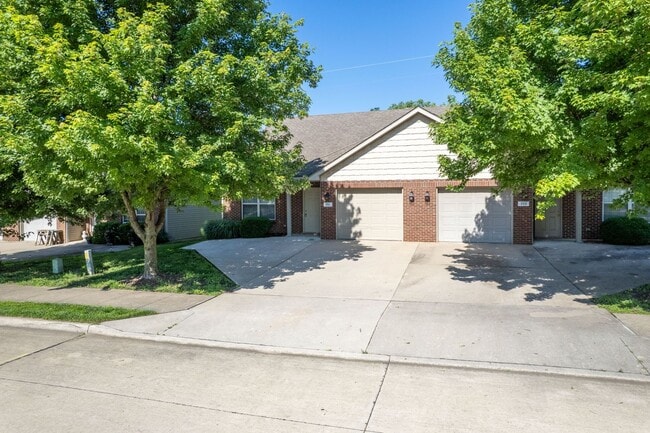 Building Photo - 701-703 Glenstone Dr.