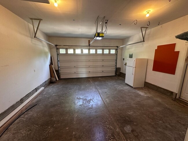 Building Photo - Beautiful 4 Bedroom 2.5 Bath Single Family...