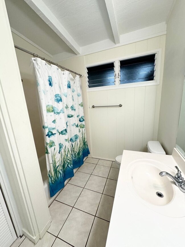 Building Photo - 3 bed, 2 bath w/ garage available first week of January!