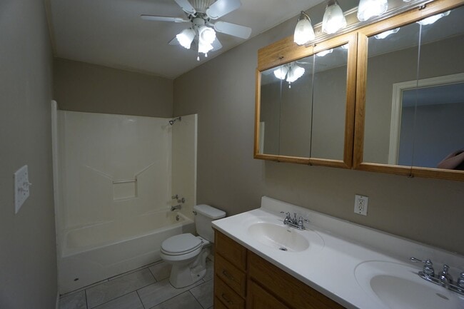 Building Photo - 3 Bed 2 Bath Total Electric House