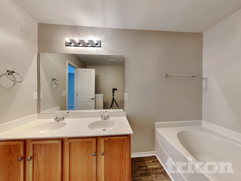 Building Photo - 8144 Rosberg Ln