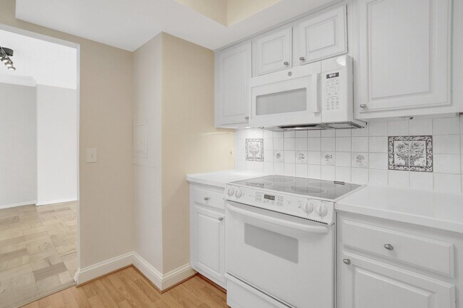 Building Photo - 3800 Fairfax Dr