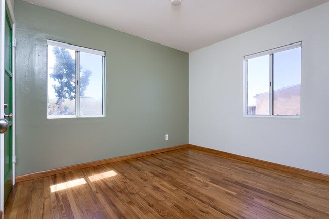Building Photo - Traditional Home with Large Backyard!