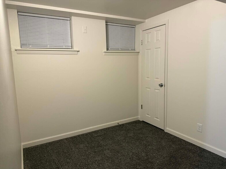 Building Photo - 4220 S 49th St