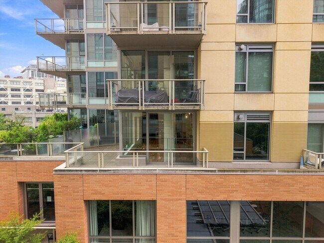 Building Photo - 910 Lenora St