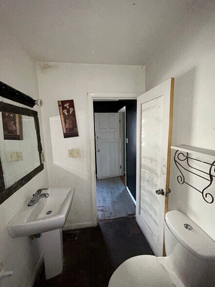 Building Photo - 3819 Kossuth Ave