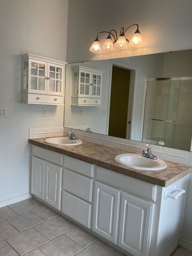Building Photo - Beautiful House in Desirable South Gateway...