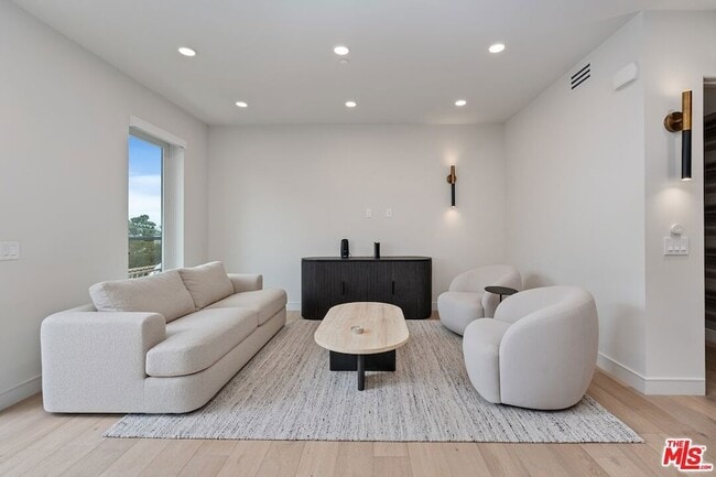 Building Photo - 505 S Barrington Ave