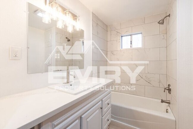 Building Photo - 3 Bedroom 1 Bathroom House for Rent Fishburn Ave Bell CA