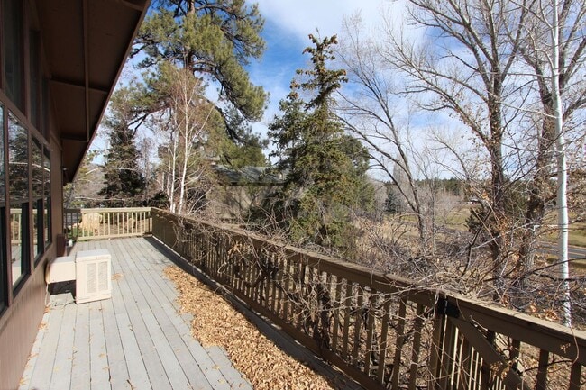 Building Photo - Eastside Country Club 3-Bed Townhome with Vaulted Ceilings