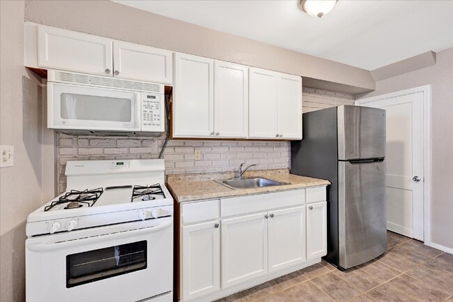 Building Photo - Charming, renovated 2 Bed, 1.5 Bath, rowho...