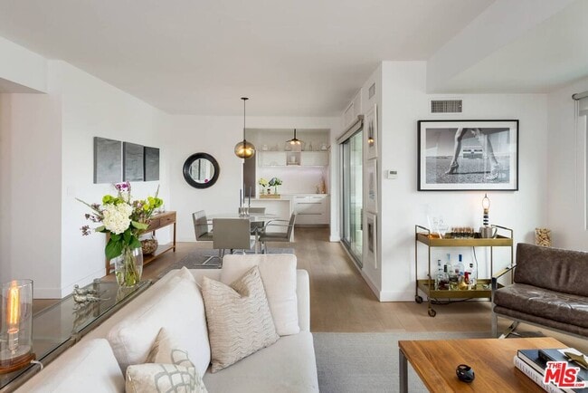 Building Photo - 838 N Doheny Dr