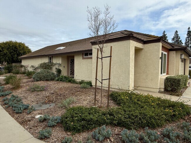 Building Photo - Short Term Furnished Beautiful SIngle Story Home