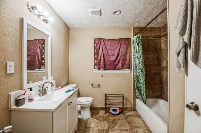Building Photo - 1301 Oaks Dr