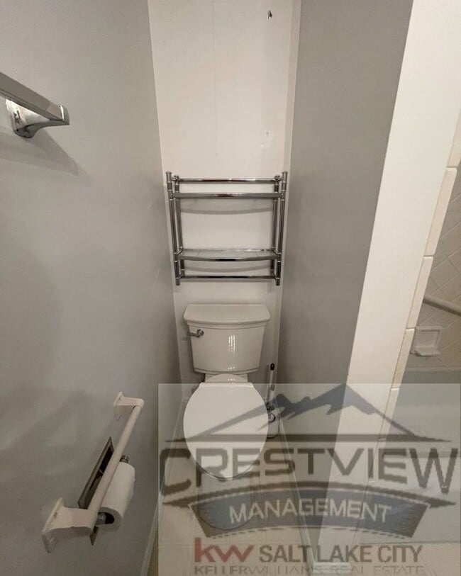 Building Photo - Charming East Sandy Home in a Prime Location