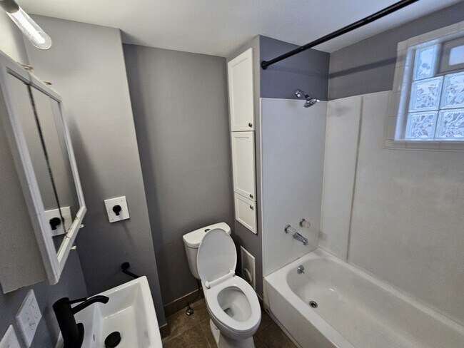 Building Photo - 17005 Grovewood Ave