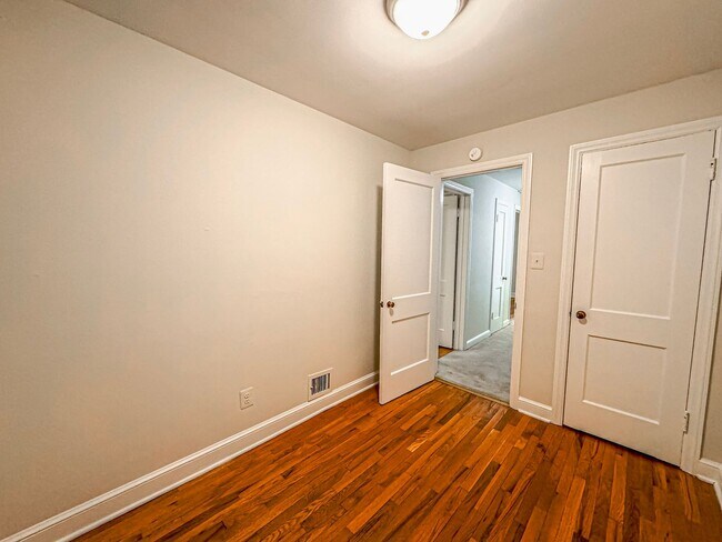 Building Photo - Beautiful 3 Bed 1 Bath End Row Brick Townhouse With Fenced In Yard In River Terrace