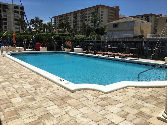 Building Photo - 1160 Hillsboro Mile