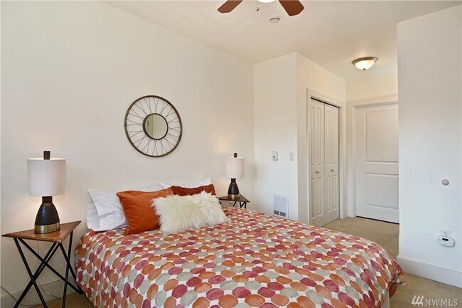 Building Photo - Spacious 1bd/1.5ba Condo in Belltown!