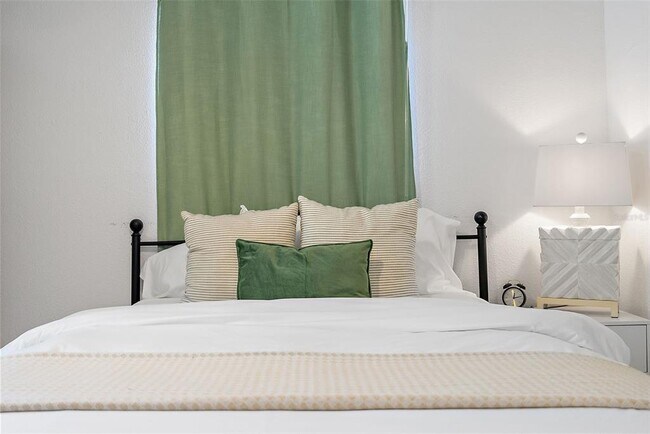 Building Photo - 2810 2nd Ave S