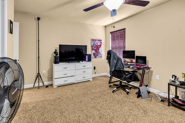 Building Photo - 5 Bedrooms in Crestview!!