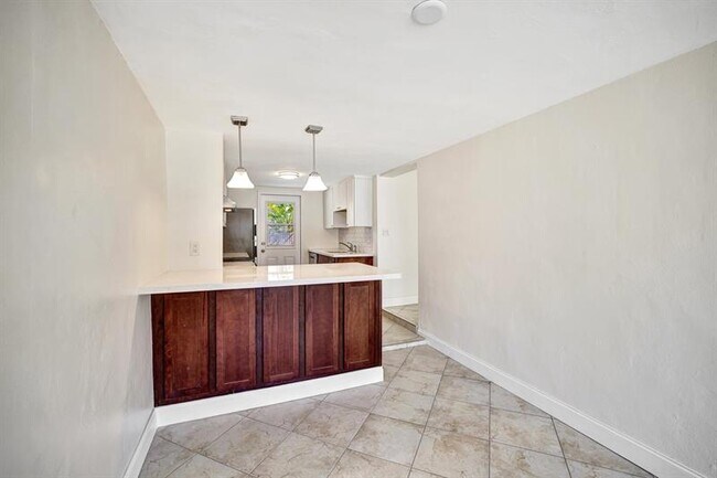 Building Photo - 933 SW 19th St